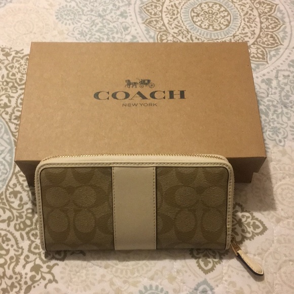 New Coach Wallet - Picture 2 of 4